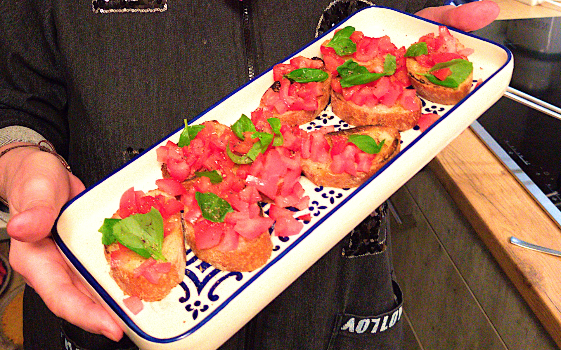 Ciabatta-Brot, Bruschetta auf einer hübschen Platte serviert