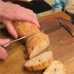 Ciabatta-Brot in ca. 3 cm dicke Scheiben schneiden