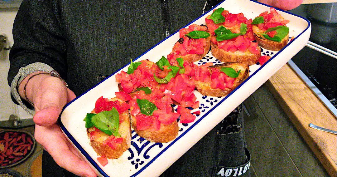 Ciabatta-Brot, Bruschetta auf einer hübschen Platte serviert