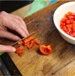 Tomaten in 1 cm große Stücke schneiden
