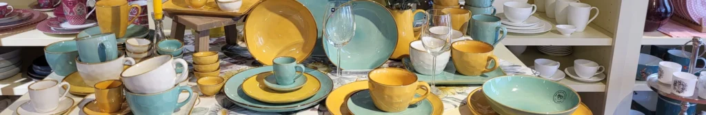 Titelbild: Eine dekorative Zusammenstellung von Geschirr aus Keramik auf einem Tisch.