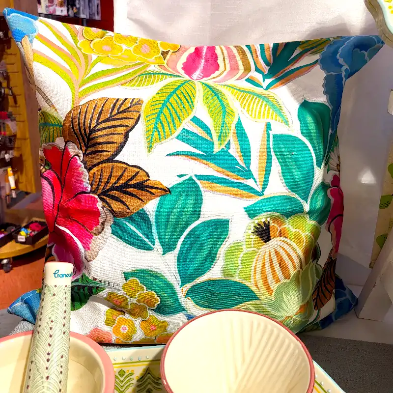 Kissen mit Blättermotiv.